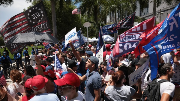 2023年6月13日，前美國總統川普在邁阿密聯邦法院出庭，川普的支持者聚集在法院外。（McNamee/Getty Images)(16:9)