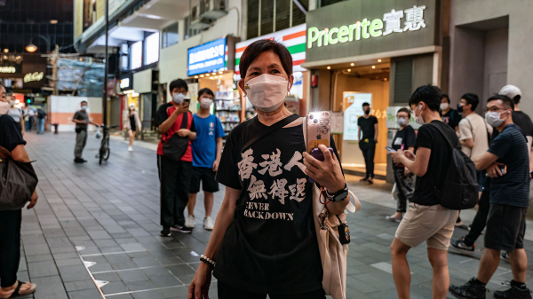 圖為2022年六四夜晚，一名香港市民身穿「香港人，無得退」的黑衫出現在銅鑼灣。（圖片來源：Getty Images）