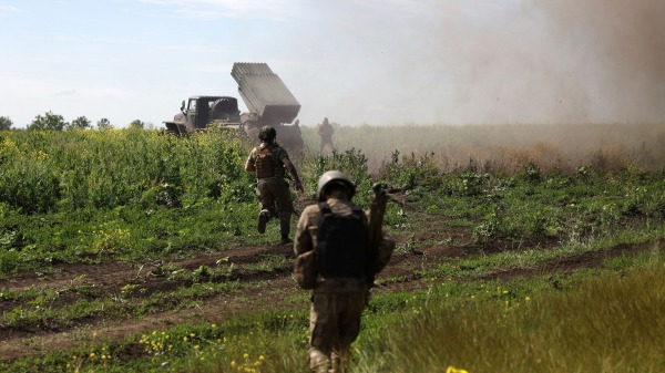 6月13日，烏克蘭士兵在巴赫姆特附近向俄羅斯軍隊陣地發動攻擊。