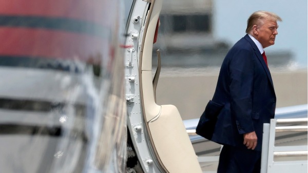 共和黨總統候選人、前美國總統川普於 2023 年 6 月 12 日抵達佛羅里達州邁阿密的邁阿密國際機場。（Win McNamee/Getty Images ）(16:9)