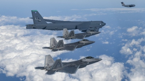 2022年12月20日，美军B-52H战略轰炸机、F-22战斗机和C-17运输机在美韩联合演习期间飞越韩国领空。