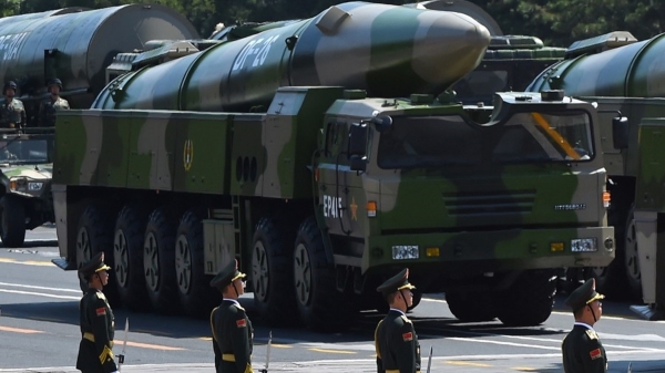 2015年9月3日，携带DF-26弹道导弹的军车在北京天安门广场参加阅兵式，以纪念抗日战争胜利70周年。