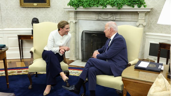 美国总统乔・拜登（Joe Biden）与丹麦女首相梅特・弗雷德里克森 (Mette Frederiksen)