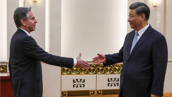 2023年6月19日，美国国务卿布林肯（左）在北京人民大会堂与中共领导人习近平握手。（LEAH MILLIS/POOL/AFP via Getty Images)(16:9)