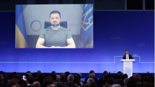 圖為2023年6月21日在英國倫敦舉行的烏克蘭復興會議上，烏克蘭總統澤連斯基出現在屏幕上。（圖片來源：Getty Images）