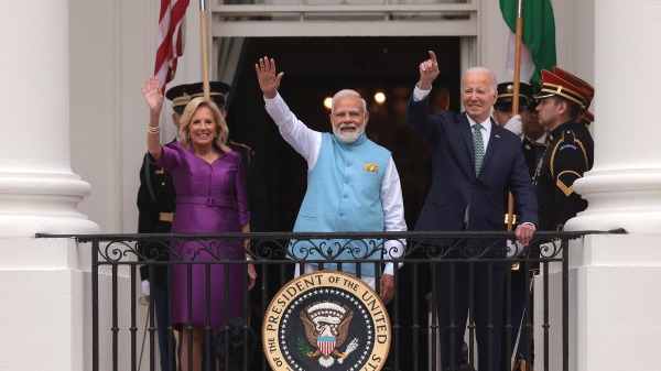 2023年6月22日，美國總統拜登、印度總理莫迪和第一夫人吉爾·拜登在白宮抵達儀式上揮手致意。（Win McNamee/Getty Images）
