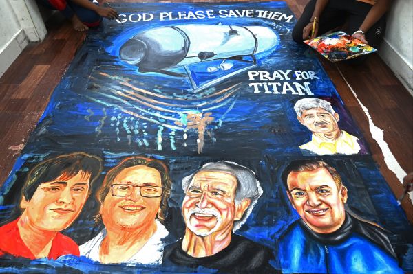 藝術學校的學生正在對一幅畫進行最後潤色，該畫描繪了一艘名為「泰坦」的潛水器上的五人，該潛水器於2023年6月22日在泰坦尼克號殘骸附近失蹤。