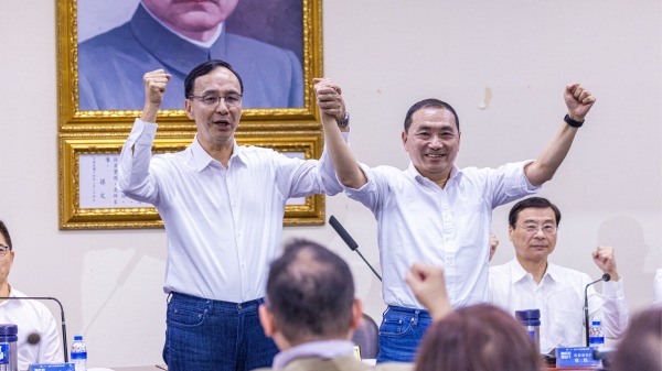 5月17日，新北市长侯友宜（右）获得国民党总统候选人提名。