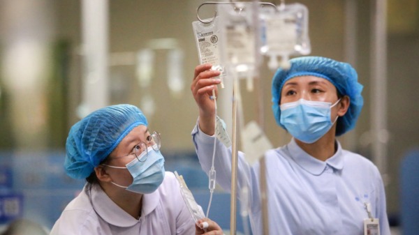 江苏省扬州市的一家医院护士正在检查药品。(图片来源：STR/AFP via Getty Images）