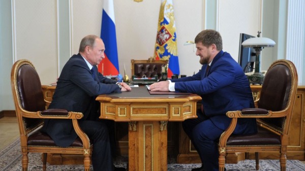 2013 年 8 月 7 日，俄罗斯总统弗拉基米尔．普京（左）在莫斯科郊外的新奥加廖沃官邸与车臣领导人拉姆赞．卡德罗夫交谈