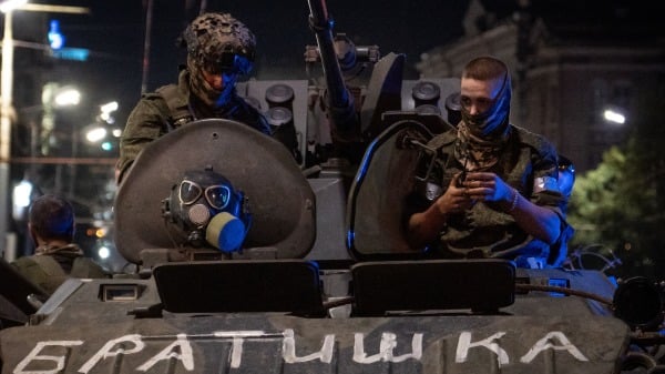 2023年6月24日顿河畔罗斯托夫（Rostov-on-Don），瓦格纳兵变军人在一辆军车上，车上面写着“兄弟”。