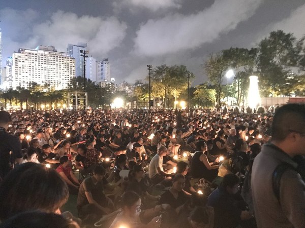 2019年香港维多利亚公园举办的六四烛光晚会，支联会表示有18万人出席。（图片来源：だ＊ぜwikimedia  CC BY-SA 4.0）