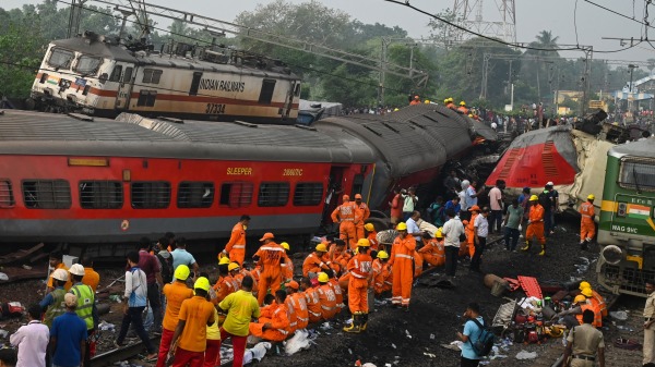 印度發生火車相撞的重大交通事故，至少261人死亡，數百人受傷。圖為火車事故搶救現場。