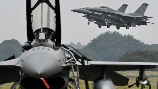 2022 年1月5日，兩架美製 F-16V戰機飛越台灣南部嘉義的一個空軍基地。