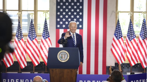 2023年6月28日，美国总统拜登在伊利诺伊州芝加哥旧邮局大楼大厅举行的一次活动中公布了他的经济计划。（Scott Olson/Getty Images)
