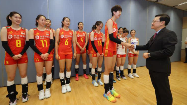 图为李家超和中国女排队长握手。（图片来源：李家超FB）