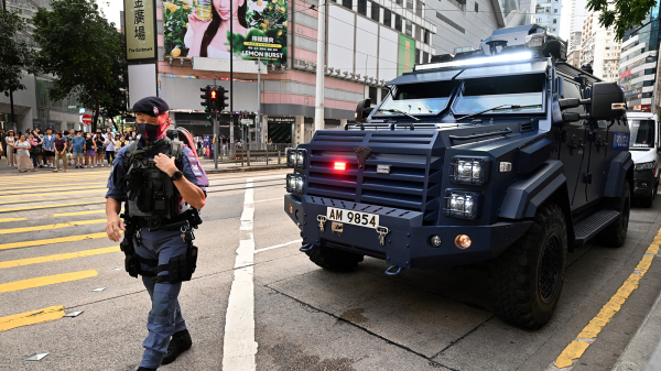 今年六四香港警方在銅鑼灣出動裝甲車對付手無寸鐵的市民。（圖片來源：Getty Images）