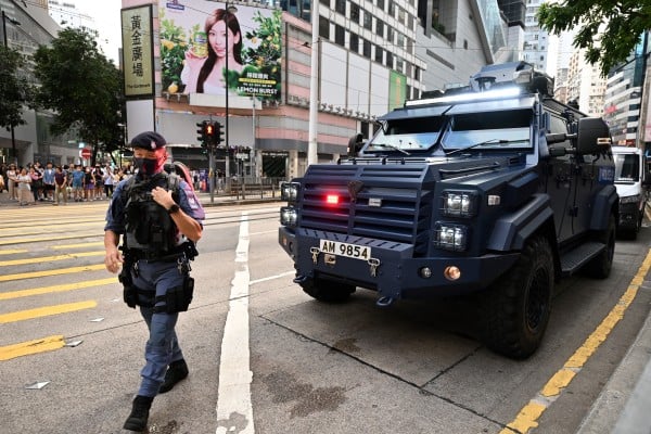 图为六四香港警方在铜锣湾出动装甲车戒备。（Getty Images）