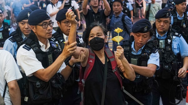 社民連主席陳寶瑩六四當日手持黃色紙花現身銅鑼灣，馬上被多名警員押警車。（圖片來源：Getty Images）