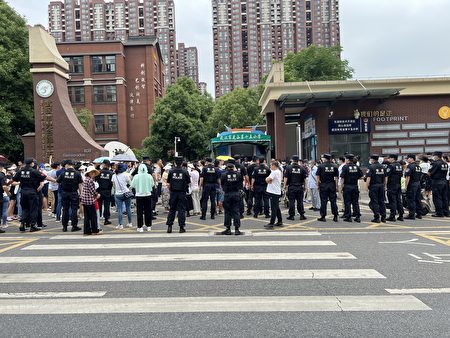 6月3日，湖北武汉市东湖高新区光谷第十五小学分流高年级的学生去三公里外的光谷第十九小学上学，引发上千家长抗议。（大纪元）