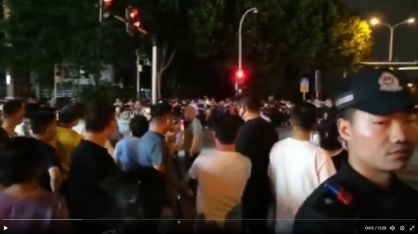 六四敏感时刻武汉两千人连续3日抗议副市长被查(组图)
