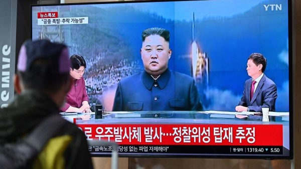 2023年5月31日，一名男子在首尔的首尔火车站观看电视屏幕，播放带有朝鲜领导人金正恩档案镜头的新闻广播。韩国军方表示，朝鲜在5月31日发射了据称是间谍卫星。