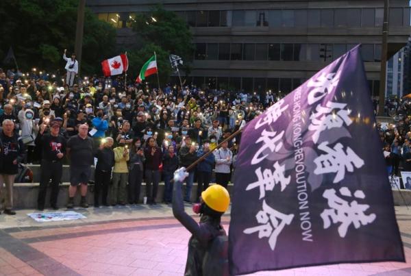 2023年6月4日，约2500人参加了多伦多民运会在北约克赖士民广场举办的六四34周年悼念晚会，众人举起蜡烛悼念死难者。（多伦多民运会脸书帐号）