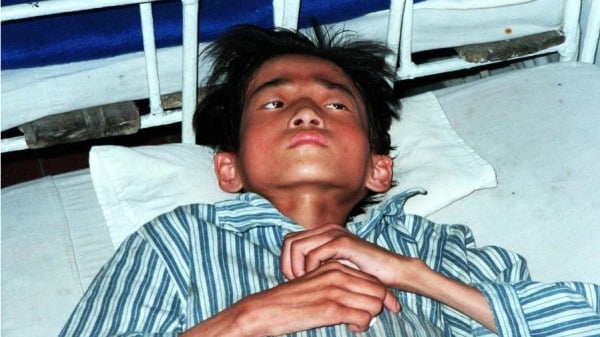 在饱受饥荒蹂躏的朝鲜元山市，一名严重营养不良的 15 岁少年躺在医院的病床上。