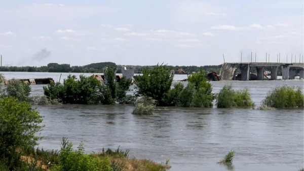 6月6日，卡霍夫卡水電站水壩決堤後，赫爾松郊區安東諾夫斯基大橋（The Antonovskiy Bridge，REAR）附近被洪水淹沒。