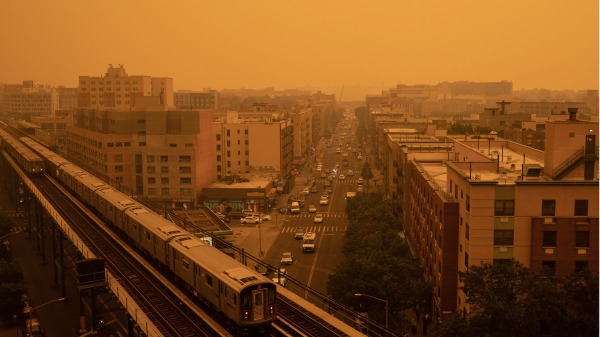 2023 年 6 月 7 日，加拿大野火产生的烟雾笼罩着纽约市布朗克斯区的一个街区。周二晚上，纽约在世界上污染最严重的主要城市名单中名列前茅，因为大火产生的烟雾继续笼罩着东海岸。（David Dee Delgado/Getty Images）(