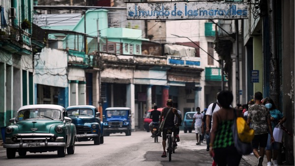 古巴人于 2021 年 7 月 15 日在哈瓦那的一条街道上行走。（YAMIL LAGE/AFP via Getty Images)(16:9)