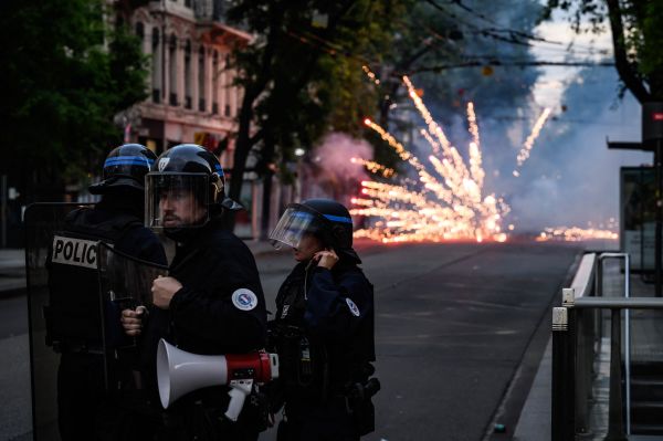 023年6月30日，法国防暴警察在法国东南部里昂的冲突中维持秩序。