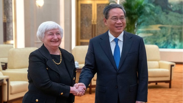 7月7日，中国国务院总理李强（右）在大会堂会见美国财政部长耶伦。（图片来源：Getty Images）