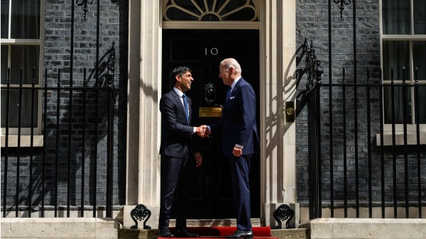 英国首相里苏纳克（左）于 2023年7月10日在伦敦举行双边会议之前在唐宁街10号门口迎接美国总统拜登。总统正在访问英国，以进一步加强两国之间的密切关系，并在温莎城堡与查尔斯国王讨论气候问题。（ Leon Neal/Getty Images）