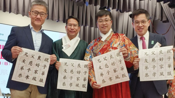 时评人表示亲共党派民建联的立法会议员颜汶羽（右二）穿了太监衣服。（图片来源:颜汶羽FB）