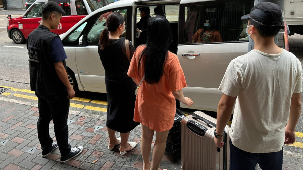 圖為來港賣淫的大陸女子被捕。（圖片來源：香港警方）