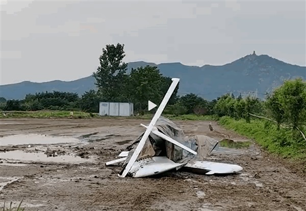 江苏一飞机离奇坠落在农田
