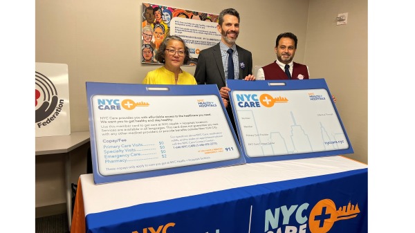 左起：亚裔美国人联合会执行董事 Jo-Ann Yoo、NYC Care 执行董事 Jonathan Jiménez 和人民组织理事会首席执行官 Mohammad Razvi 拿着放大的 NYC Care 会员卡样本合影。