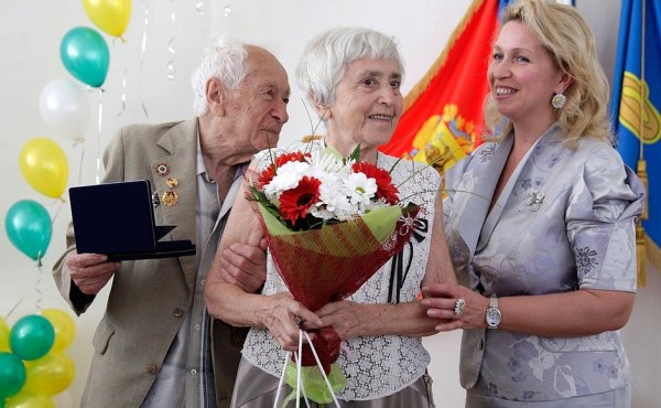 2010年俄羅斯前第一夫人梅德韋傑娃向一堆夫妻頒發“忠貞不渝愛情”特別獎章