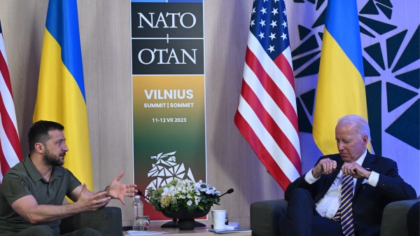 7月12日，北约峰会期间美国总统拜登与乌克兰总统泽连斯基会谈。