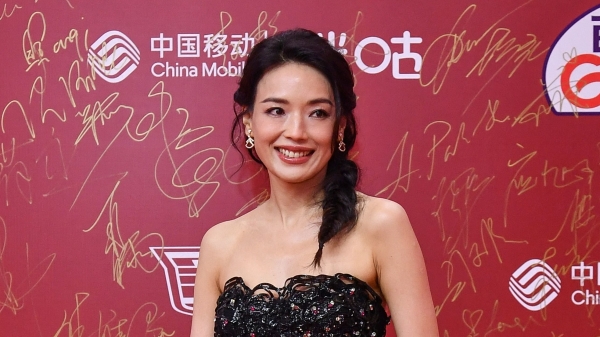舒淇在上海舉行的第25屆上海國際電影節開幕式上登上紅地毯。