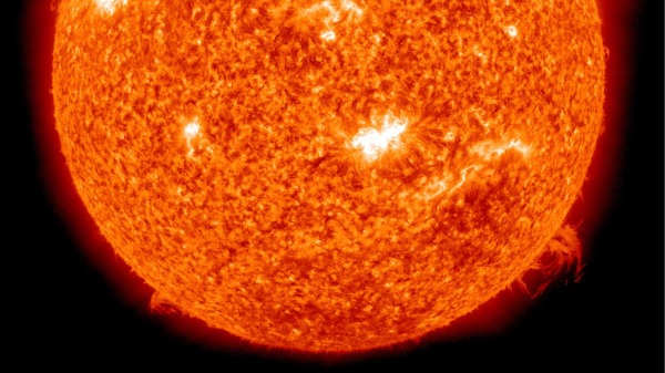 美国宇航局太阳动力学观测站（SDO）航天器拍摄到太阳释放X级耀斑。