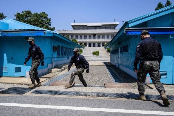 2023年5月9日，韩国士兵在分隔朝鲜和韩国的非军事区(DMZ)联合安全区(JSA)的板门店休战村换岗。