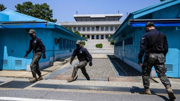 在這張拍攝於2023年5月9日的照片中，韓國士兵在分隔朝鮮和韓國的非軍事區 (DMZ) 聯合安全區 (JSA) 的板門店休戰村換崗。