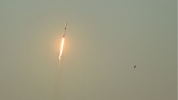 2023年2月27日，運載21顆第二代星鏈衛星的SpaceX獵鷹9號火箭從位於佛羅里達州可可海灘的NASA肯尼迪航天中 40號航天發射場發射升空。(16:9)