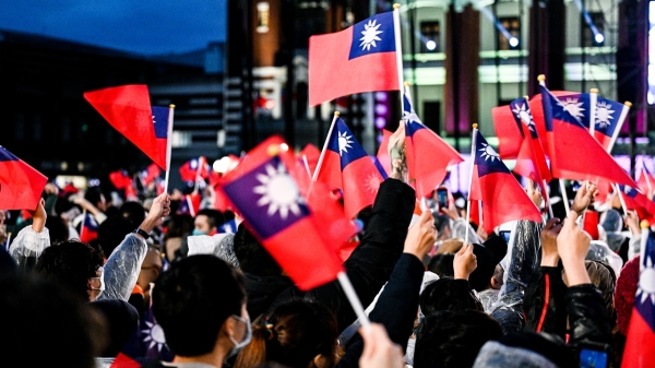 2023 年1月1日，台湾台北，人们在总统府前挥舞台湾国旗。