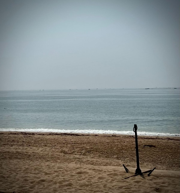 沙滩上一只孤独的锚（局部图），摄影者为：康妮。