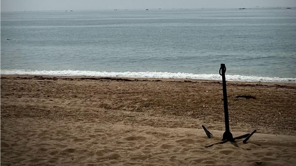沙灘上一隻孤獨的錨（局部圖），攝影者為：康妮。