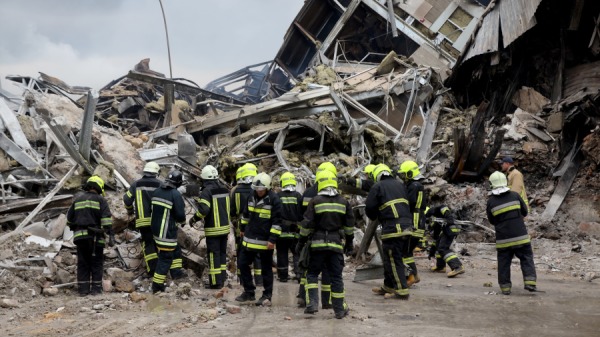2023年7月20日，俄罗斯入侵乌克兰期间，敖德萨市中心遭受导弹袭击，乌克兰救援人员在一座被毁的行政大楼内工作。