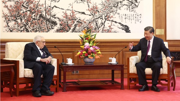 2023年7月20日，习近平（右）在北京会见美国前国务卿基辛格